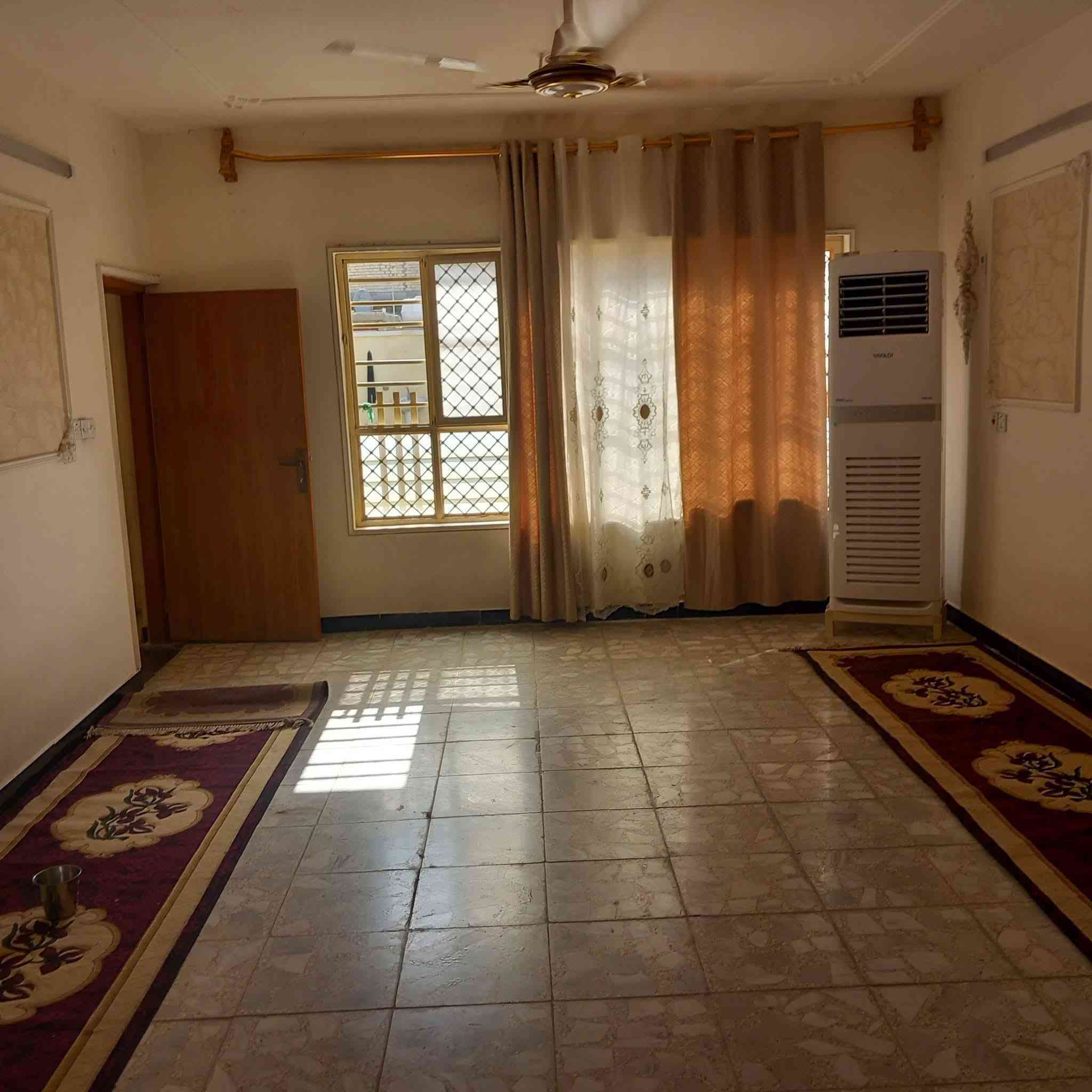 السلام عليكم بيت للبيع طابو صرف في الكمالية شارع الأصفر بالفرع مرطبات التميمي قرب شارع كريدي المساحة ٣٥٠م واجهة ١٠م ونزال ٣٥م البيت نظيف للسكن وعالي من الشارع ويرهم ايجارة لمدرسة او روضة السعر المتر ٨٥٠الف دينار للاتصال *********** ويرهم بيع نصف البيت او كامل البيت حسب الطلب
