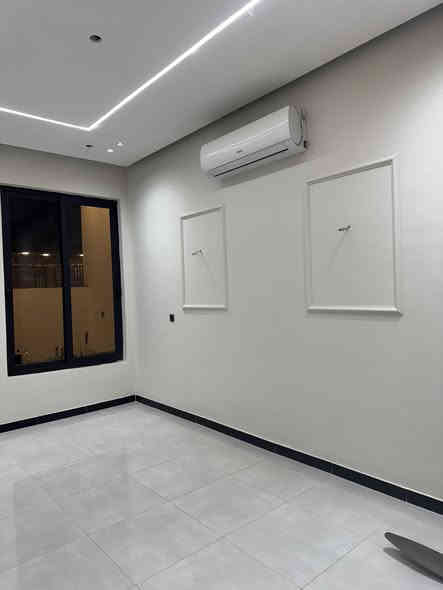 دار للبيع مساحه 100م واجهة 6 وربع نزال 16 طابقين يحتوي البيت على مطبخ استقبال هول غرفه صحيات الطابق الثاني غرفتين  نوم وصحيات بيت بناء جديد المكان البوعيثه  مجمع العدل الاول قرب جامع كامل عبود  للاستفسار ***********
