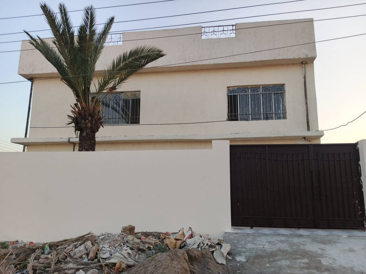 يوجد لدينا بيت قاطين في منطقة سيف سعد الغالبيه مساحه 187 متر ملك صرف ركن مربع يحتوي على استقبال ومطبخ وصاله وصيحات داخليه فوك 3 غرف بيت على ساحة يعني كدام البيت ساحة تشجير السعر 70 ؤبيه مجال للشراي ***********
