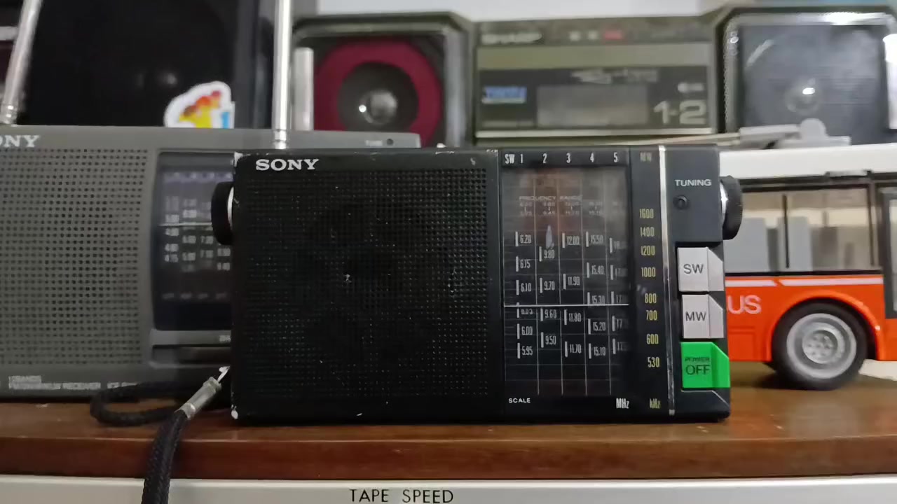 الموجة المتوسطة MW 0.800 مع مرعات تأثير موقع الإستقبال على وضوح الموجة. 
سوني SONY طراز ICR-4800
اليابان 1981


**إذا كنت صاحب هذا الإعلان وتريد حذفه لأي سبب، رجاءا أرسل رسالة إلى الدعم الفني**