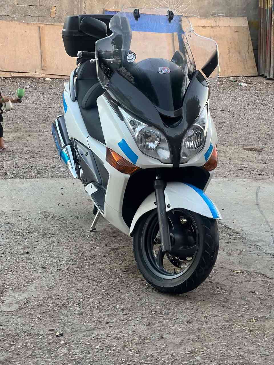 سلام عليكم شباب
سلفر جيتي 400
كامل مواصفات دراجه جاهزه لانطلاق شكد ما تصور نضافه 
نقصهه قايش فقط 
والدراجه كدام عينك 
سعر 18 وبيهه مجال 
ما متواجد عله الفيس 
رقم ***********
