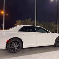 كرايسلر 300 • ماشي 60 الف • مكفولة سنة