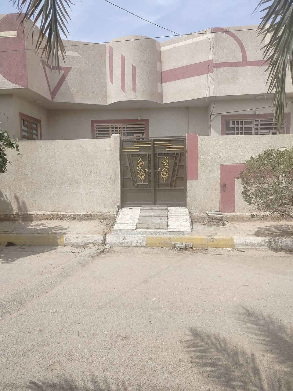 بيت طابو صرف  مساحته ١٥٠ متر يتكون من غرفتين وصاله ومطبخ وحمام داخلي وخارجي ومنور مثل ماموضح بالفيديو موقع البيت بحي العامل المنطقه الرابعه البيت مطل عله ساحه وحديقه للأستفسار الاتصال على الرقم***********
