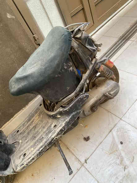 دراجه مصريه متروكه بس تشتغل مكينتها حلوه أبيعها كوم حديد ٧٥قفل ***********
