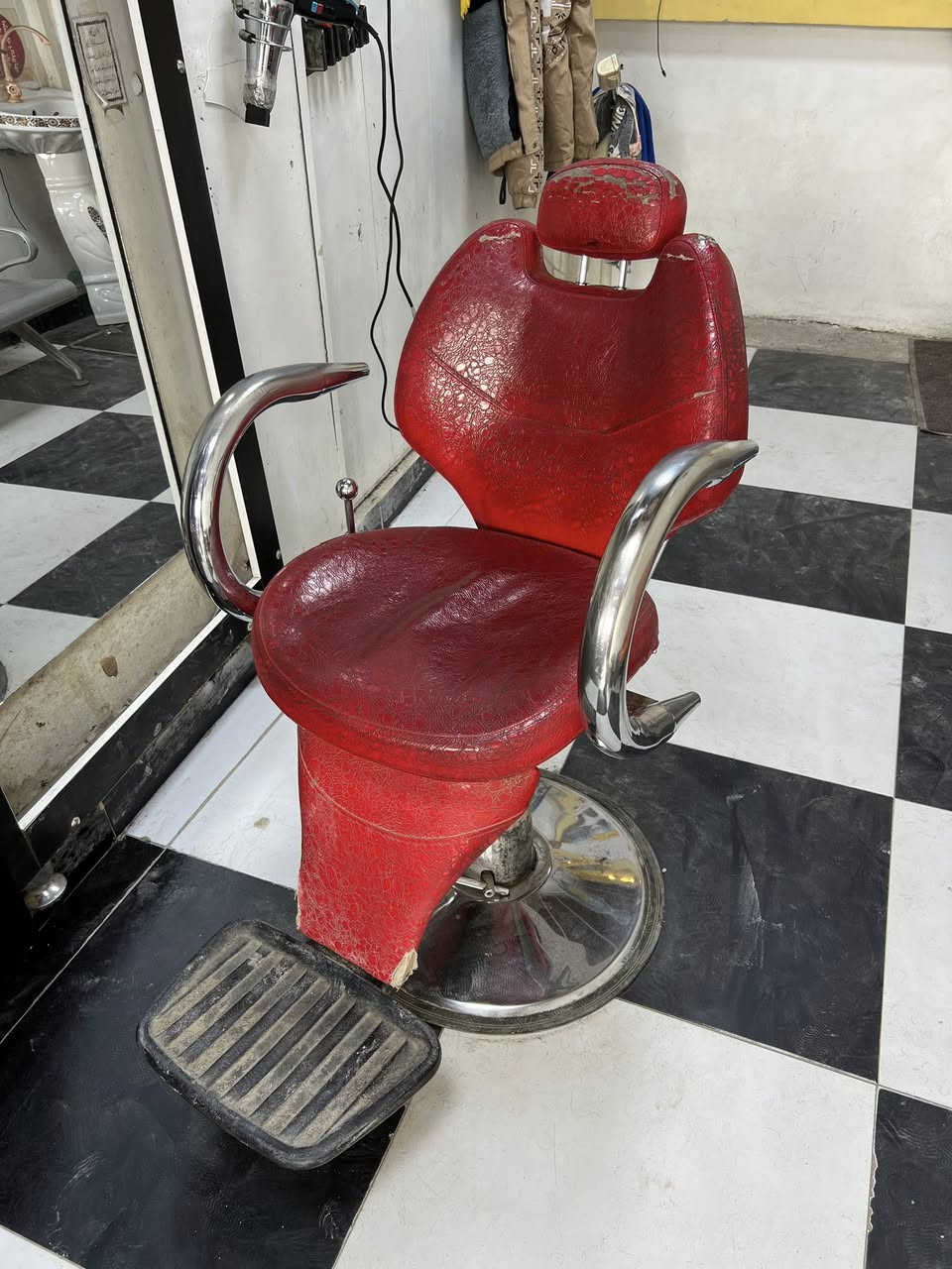 سلام عليكم غراض محل البيع كراسي عدد 2 مرايات عدد 2
فاترينات عدد 2 مع عربانه 1 جهاز بخاري 1 مع غنفه حديد اصليه مع بنكات مع مكياجات هديه السعر 450الف
التصال ***********
•
