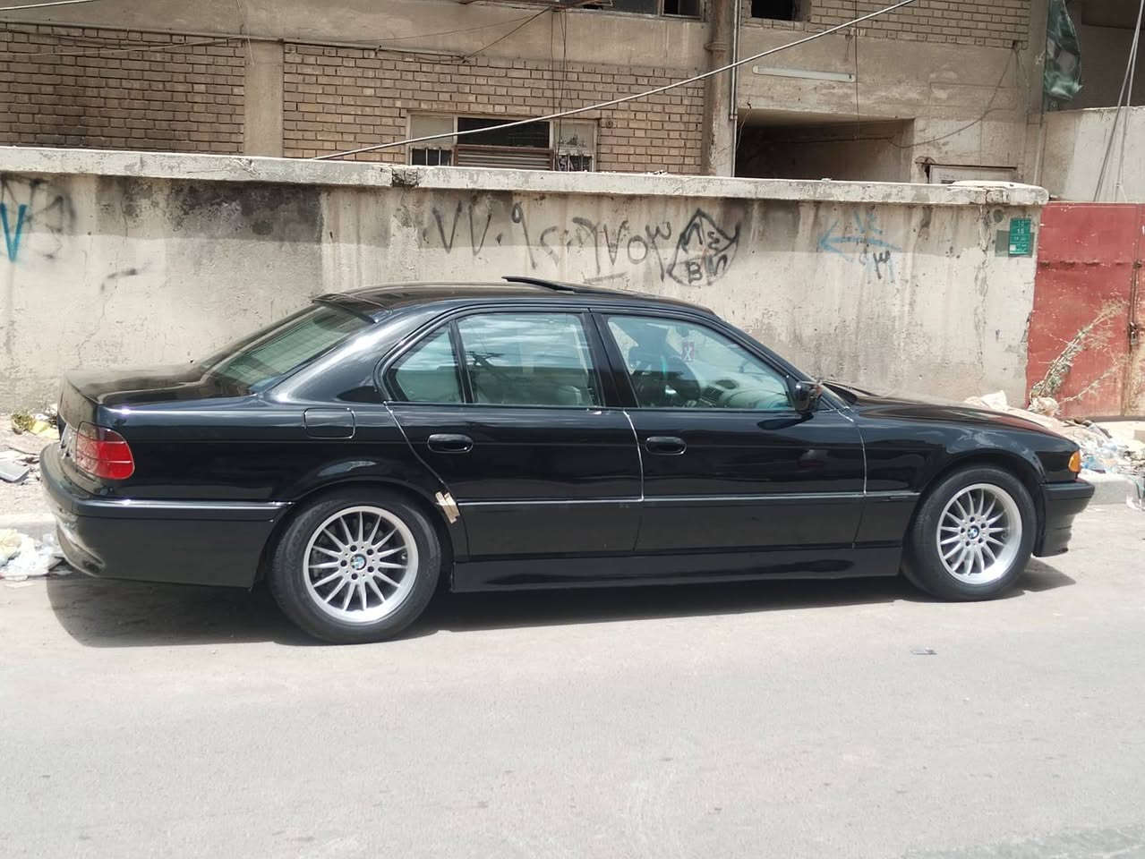 سلام عليكم ورحمة الله وبركاته 
بي ام خفاش حجم 744 اصل وفصل 
فول لفول سياره 5 بردات سياره داخل ابيض 
سلايت طكتين صاج ملكي تليفون شاشه كامره 
تخم تاير جديد ويل كب اصلي حاويه البنا لحيه 
اماميه البنا منضومت زينون اصليه تبريد قطعتين 
ثلج كير محرك صدر امامي وخلفي شرط مابيه اي نقص 
رقم بغداد الدولي بسمي سياره بيع أو مراوس حسب القناعه مكاني بغداد الكراده الاستفسار اكثر هاذا 
رقمي *********** 
الخاص مفتوح
