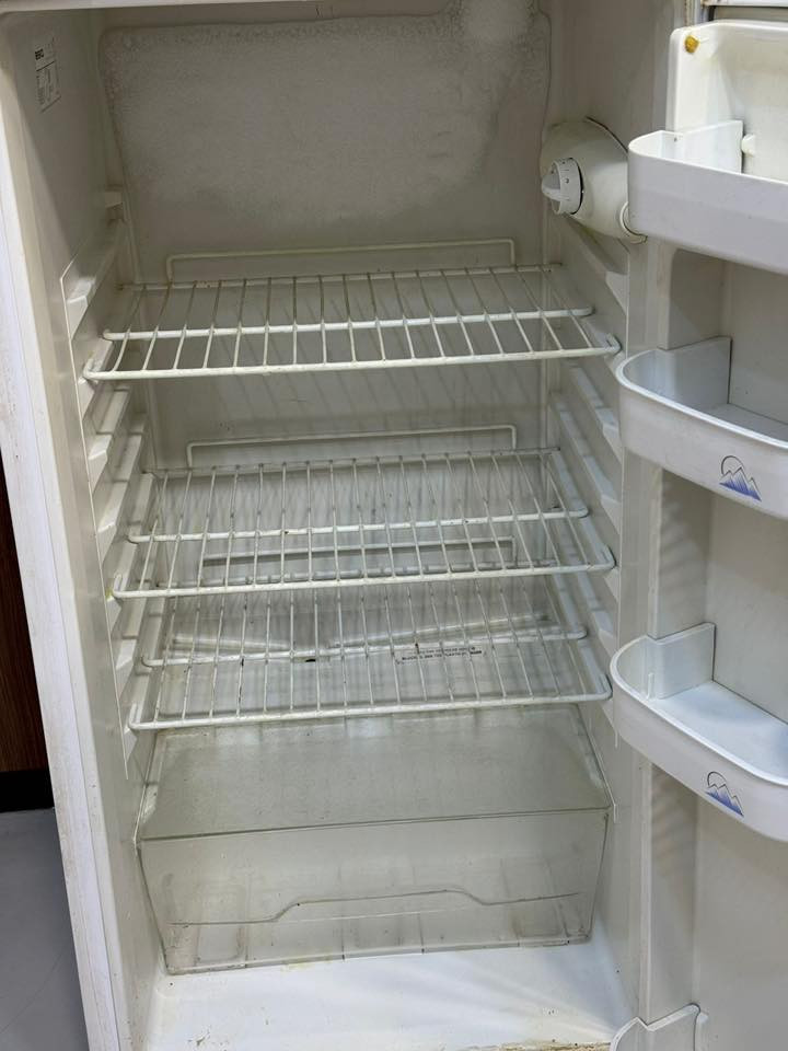 ثلاجة بيكو
10 قدم ماطور جديد 
السعر 150 الف 
للتواصل ***********
