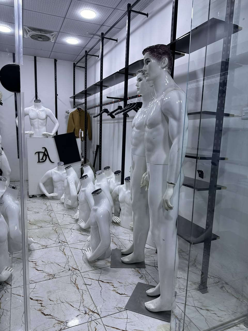 دكور محل للبيع متكامل وبيعلك بسعر مناسب ***********
