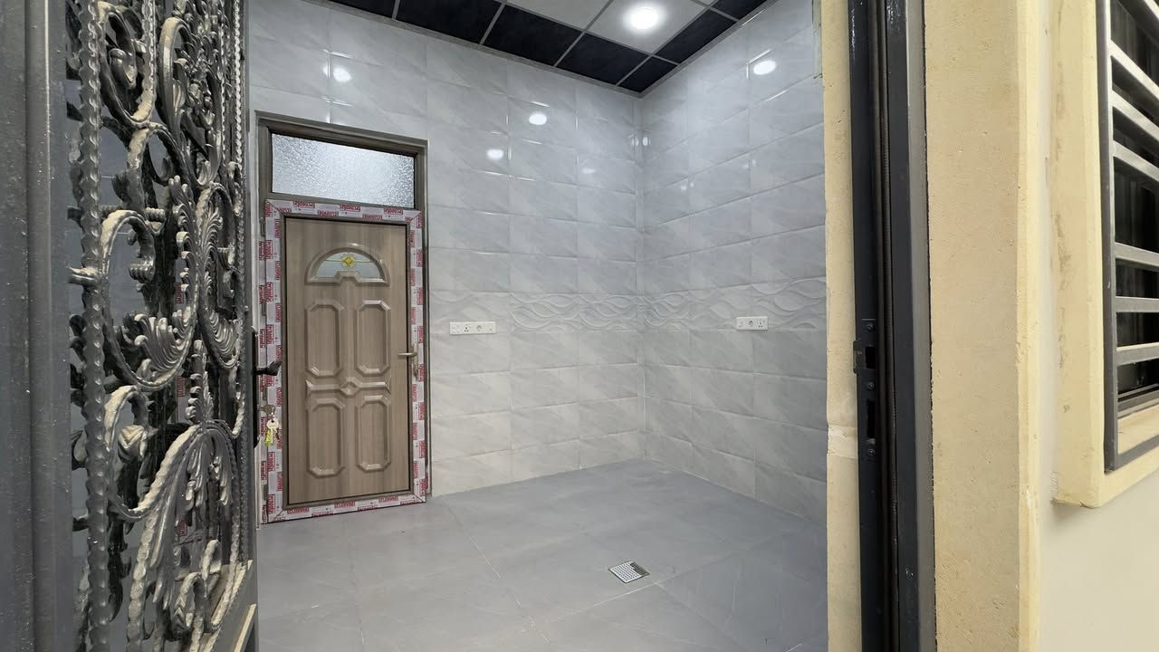 السلام عليكم 
دار للايجار في حي السماح الثانيه
مساحة ١٠٠ متر مربع طابق واحد
يحتوي على غرفتين وهول واستقبال خارجي وصحيات وكراج
البناء ٢٠٢٥ (زيرو)

بدل الايجار ٣٠٠ الف غير قابل للتفاوض 
مكتب صفوان السنجاري 
***********
***********
