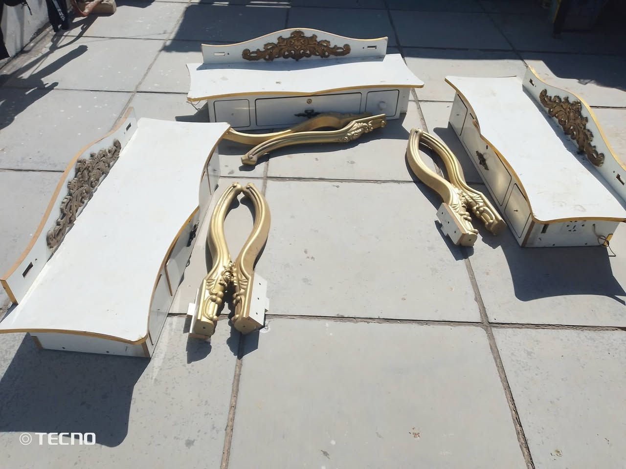 السلام عليكم ورمضان كريم على الجميع...
للبيع كرسي حلاقه مع ثلاث ميوزه خشب تركي ثقيل.. 
الكرسي بحاله جيده وشغال كلشي بي. الميوزه نضيفه ومبيهه عيب.. 
الكرسي سعره 100 الف. 
الميوزه سعرهن 150 الف.. 
................... 
العنوان. الشعله منطقة الدهنه.. 
.. ***********..
