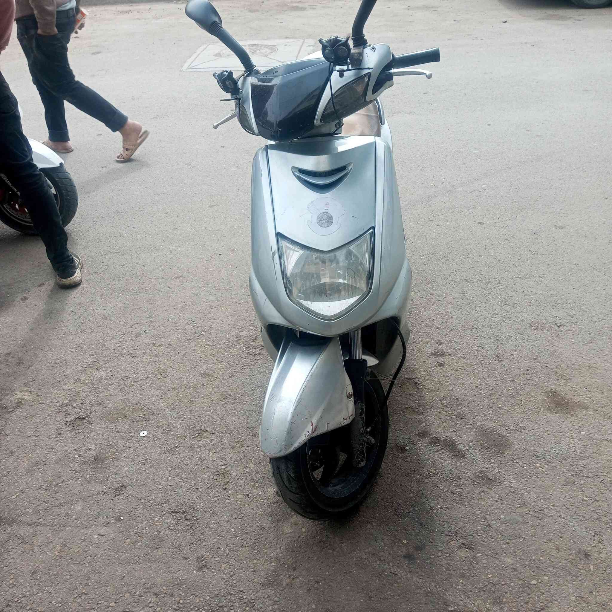 السلام عليكم شباب 
سكنس ياباني بلاد 110 كابريتر 
مثل ما موضح بصوره بيها تريشه يسار من جوا بيها كسر بسيط كفرات بلادي 
دراجه شغاله نكرة سلف كهرباءيات شغاله مناقصها اي شي 
الدراجه مااكفلها لان شتريتها من شارع بدون فحص مااعرف مفتوحه او لا بس دراجه صارلها يمي ٤ اشهر ما عانيت منها اي شي 
تخم تايرات جدد
بريكات تخم
لد زنون + بومات ثنين دراجه حلوه 
سعرها ٦٠٠ وبيها مجال
مكان العراق بغداد الأعظمية راغبه خاتون الكم 
*********** بي واتساب
