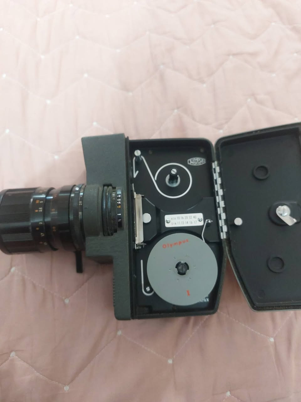 متوفر عندي 4كاميرات كلاسيكية نادرة بحالة ممتازة:
​Konica POP EFP-8: ماركة عالمية غنية عن التعريف.
​Wizen BV-500: عدسة يابانية وتصميم أنيق.
​Ginfax Z-90: كاميرا سهلة الاستخدام وعملية.
​الكاميرات مناسبة جداً لهواة جمع المقتنيات القديمة أو كقطع ديكور فخمة للمكاتب والمنازل، وممكن تعمل في حال توفر الفيلم والبطاريات.


**إذا كنت صاحب هذا الإعلان وتريد حذفه لأي سبب، رجاءا أرسل رسالة إلى الدعم الفني**