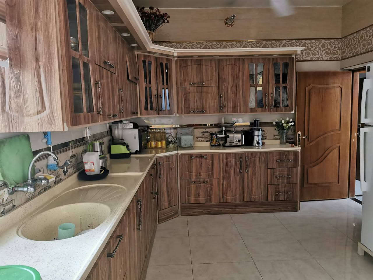 🏡 بيت للبيع – في منطقة الشبّانة قرب الفندق

📍 الموقع: الفرع المقابل لباب فندق تركي – ثاني بيت على اليمين.

المواصفات:

طابقين

استقبال + صالة واسعة

مناور كبيرة على طول البيت

مطبخ حار + مطبخ بارد

3 غرف نوم

2 صحيات

كراج يتسع لـ 3 سيارات

حديقة كبيرة

الواجهة: 10 متر

النزال: 25 متر

السعر ٦٥٠قفل 
✨ موقع هادئ وقريب من الخدمات – مناسب  الاستثمار البيت ثاني بيت عن الركن و ثاني بيت عن فندق كورمك التركي يصلح شركة او ستثمار او سكن للاستفسار أكثر *********** مساحة البيت ٢٥٠ متر طابقين
