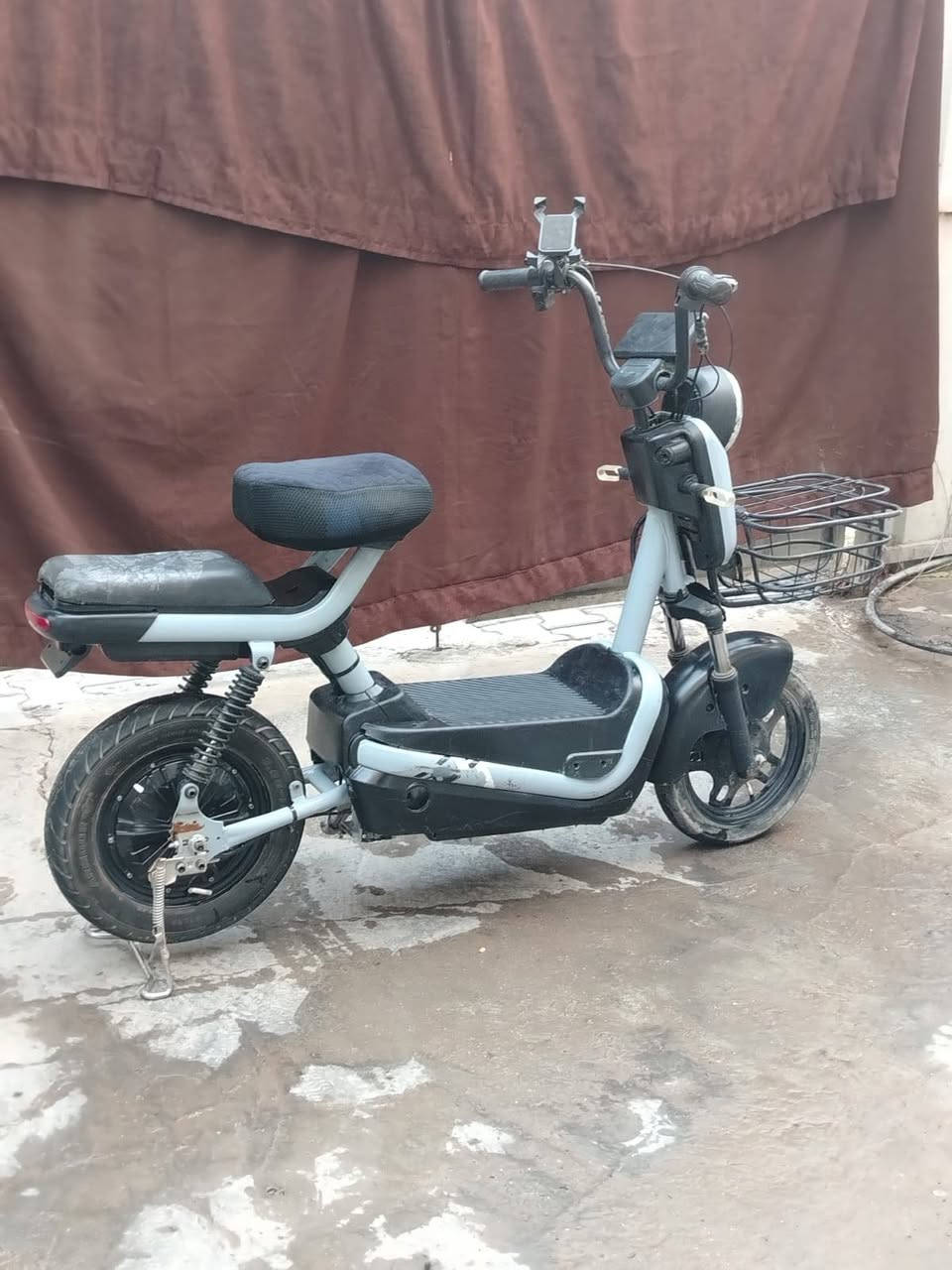 سلام عليكم دراجة شحن للبيع بغداد الاسكان السعر 175الف وبيه مجال للشراي شغاله وحلوه 4بطاريات رقم الهاتف ***********
