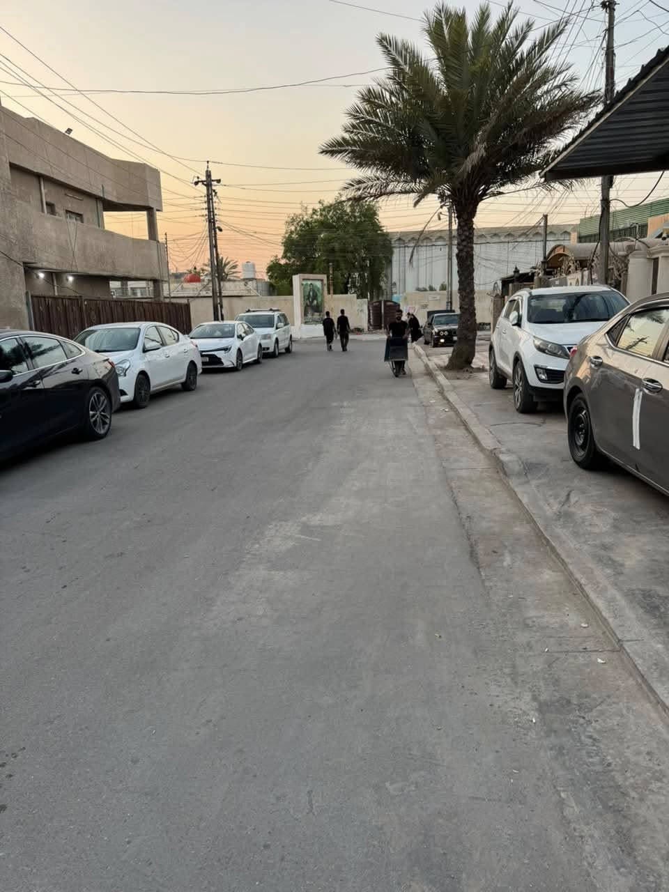 السلام عليكم بيت للبيع يعتبر قطعه ارض مساحة (100) واجة 5 نزال 20  حي جهاد مربع 95  عرض شارع 15  لاستفسار مكتب النسيم للعقار ***********
