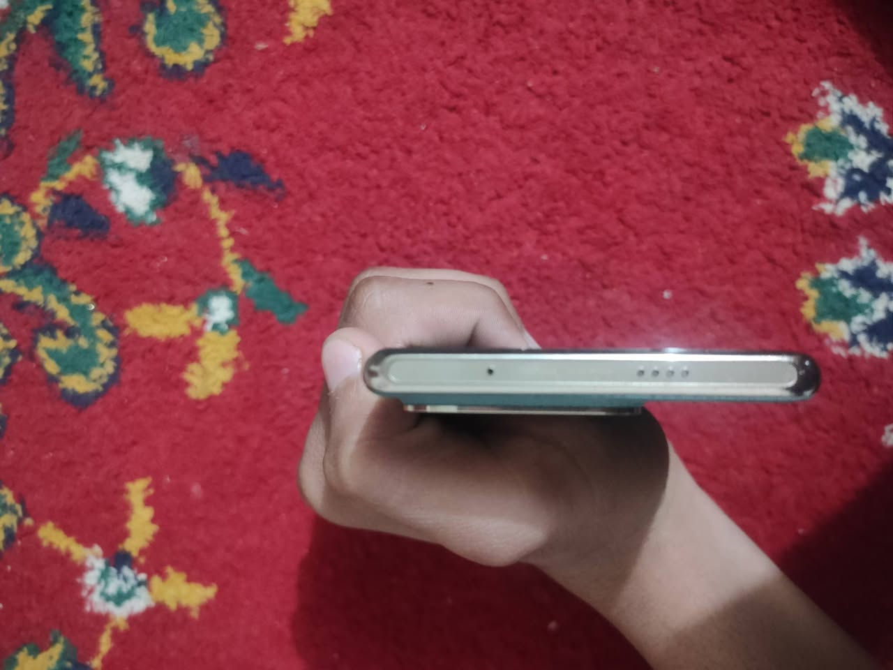 سلام عليكم جهاز للبيع اخو الجديد نضيف ذاكرة 256 تجي الشاشة مضلعة بعد احلا من الي بل  ب200 وبي مجال قليل حك الجية رقم *********** عنوان بغداد اليوسفية
