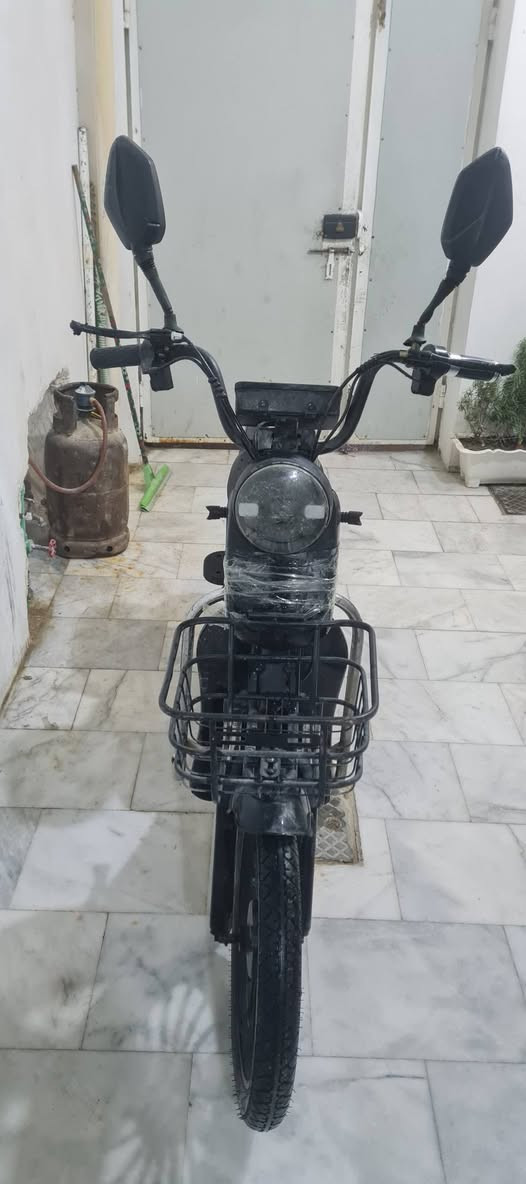 السلام عليكم دراجه شحن حجم عشرين للبيع البطاريه بيها 6 باتريات لي يريدها لتصال على هاذه الرقم ***********
