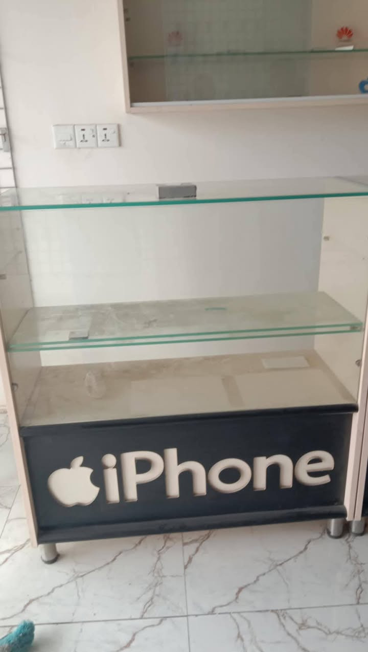 سلام عليك
يوجد لدينا فاترينات العد ٣ + فاترين تعليك٣+ شبكه مع الحمالات العدد ٤ + ميز صيانه التليفونات + ضوئيه مثل ما موضح ب صورة 
للستفسار رقم الهاتف ***********
