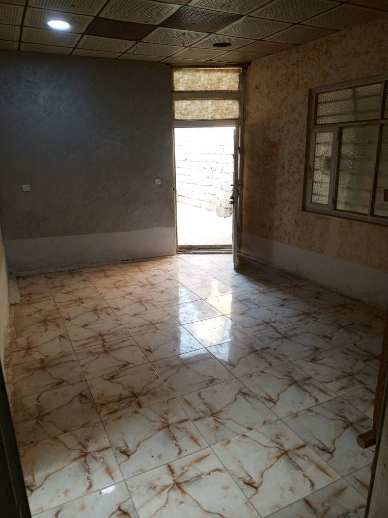 يوجد دار للبيع مساحه 150م يحتوي على غرفتين نوم وصاله واستقبال ومطبخ وصحيات وكراج  سياره مناور 2
في حي المصطفى شارع المطحنه مقابيل معمل الحرير بناء بلوك وسقف عكاده الارضيه سيراميك السعر( 40 )وقابل للتفاوض 
ملاحظه.. ينزل من سعره شغل سيراميك البيت كامل الارضيه وجدران المطبخ والصحيات والطرمه 
الاستفسار الاتصال على الرقم 
***********
