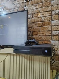 Xbox one fat 500GB للبيع 100 وموجود توصيل لكل المحافضات رقمي 077516043...