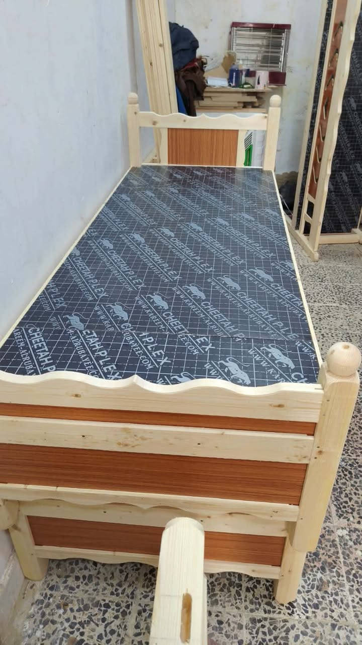 وصول سرير نفر واحد خشب عراقي درجه اولى دوشمة و بدون دوشمة بجميع الوان مختلف 
مجمع السيد عمارللاثاث المنزلي
 ألعنوان تكريت مجاور المحكمة القديمة وكاتب عدل للأستفسار  ***********
