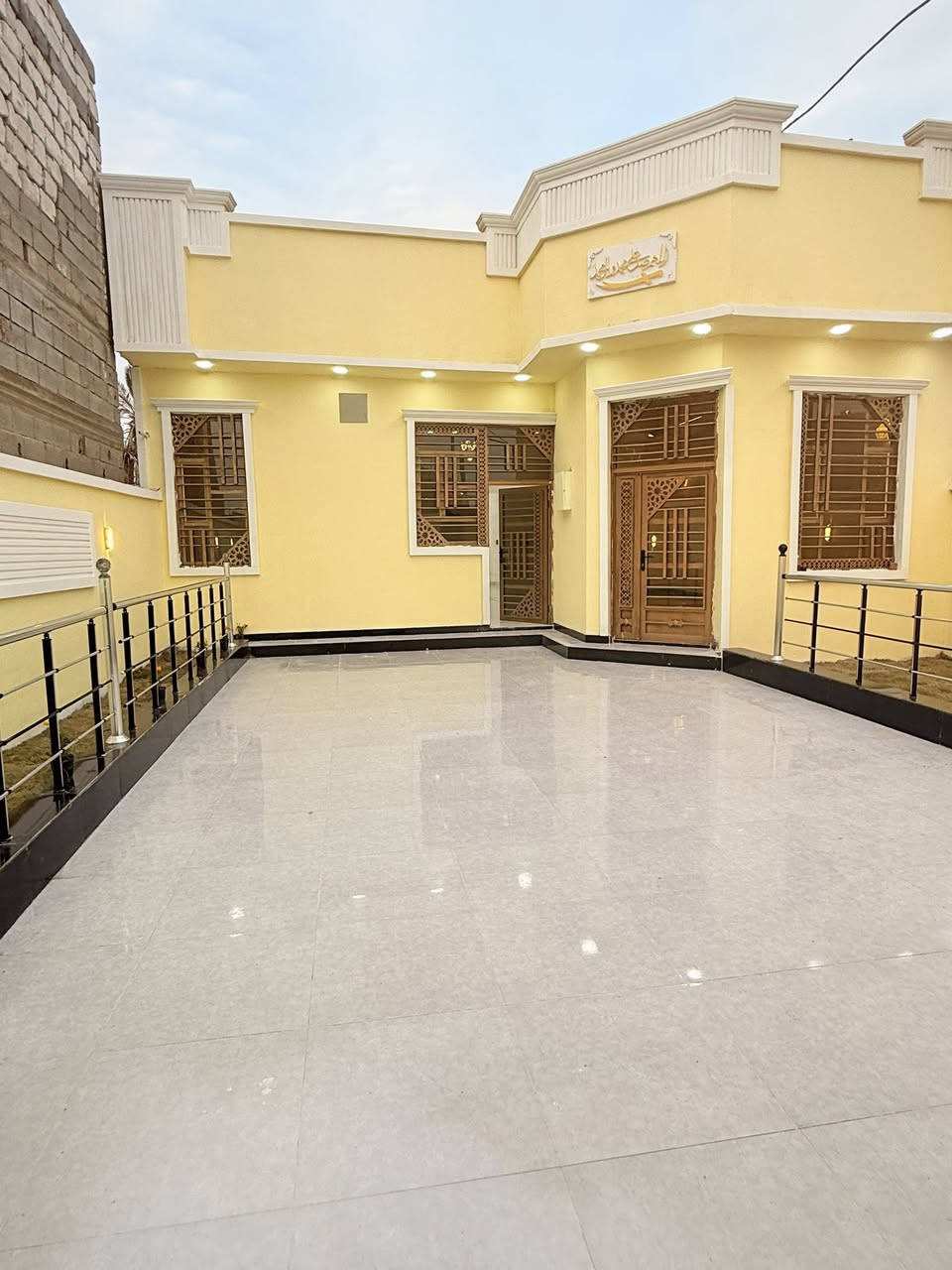 ‏ أحبتي المتابعين توفر سكن 300 متر قرب محكمة ابي الخصيب  ***********  السعر ((130 وبي مجال ))

يحتوي //على حدائق 2 وكراج كبير يسع سيارتين ￼

غرف 3 
صالة 2 
ديوان كبير  
صحيات داخلي وخارجي 

#عقاراتالبصره #شعبصيني_ماله_حل #مشاهيرتيكتوك #جنس_العقار #العقارات_للبيع #مشاهيرالعراق #مشاهيرفيسبوك #المطيحة #الجزائر #عقاراتي #احبكم
