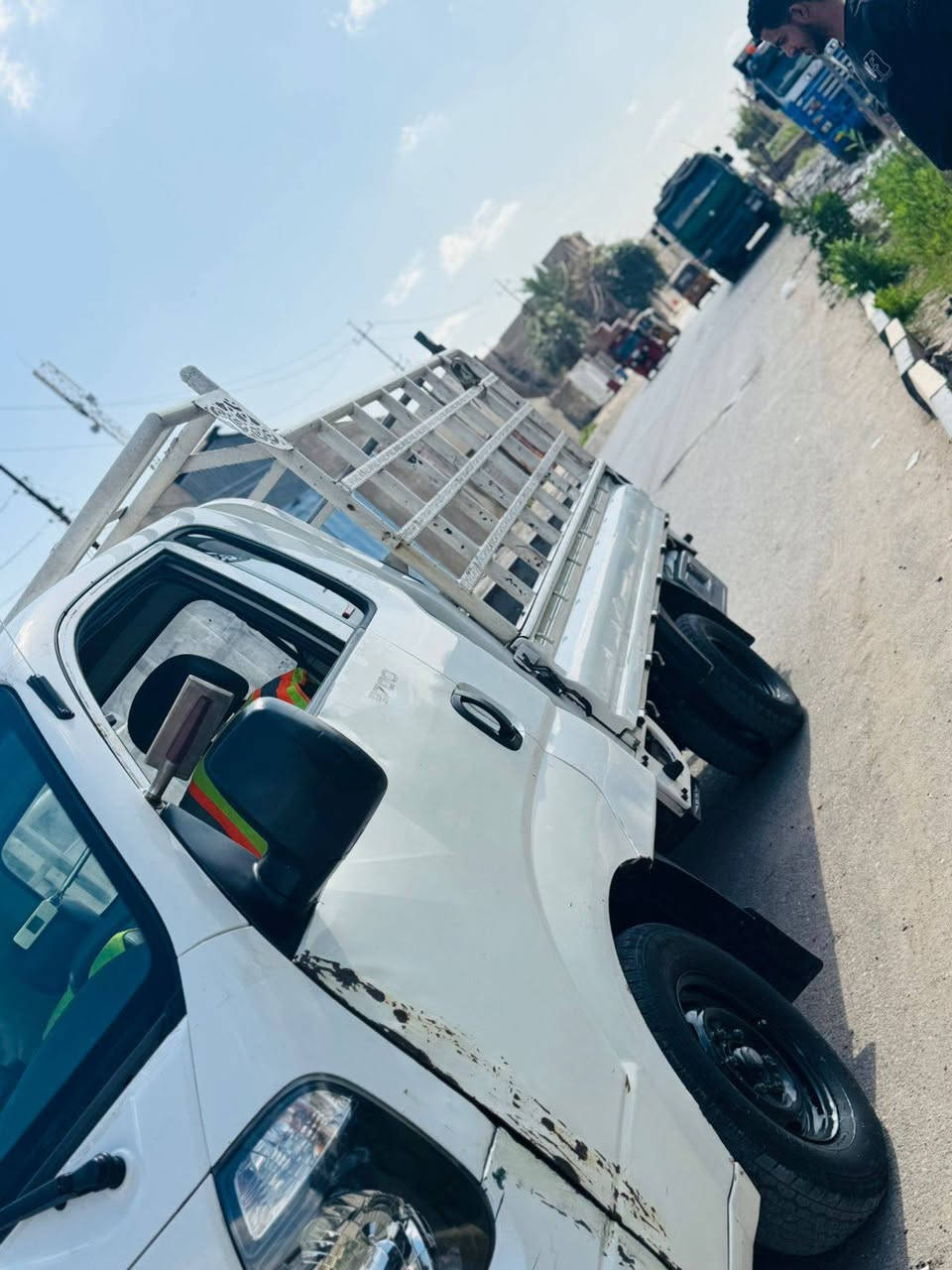 سلام عليكم كيا حمل للبيع 2015بس الباب السائق بي صبغ الباقي كفالة ***********
