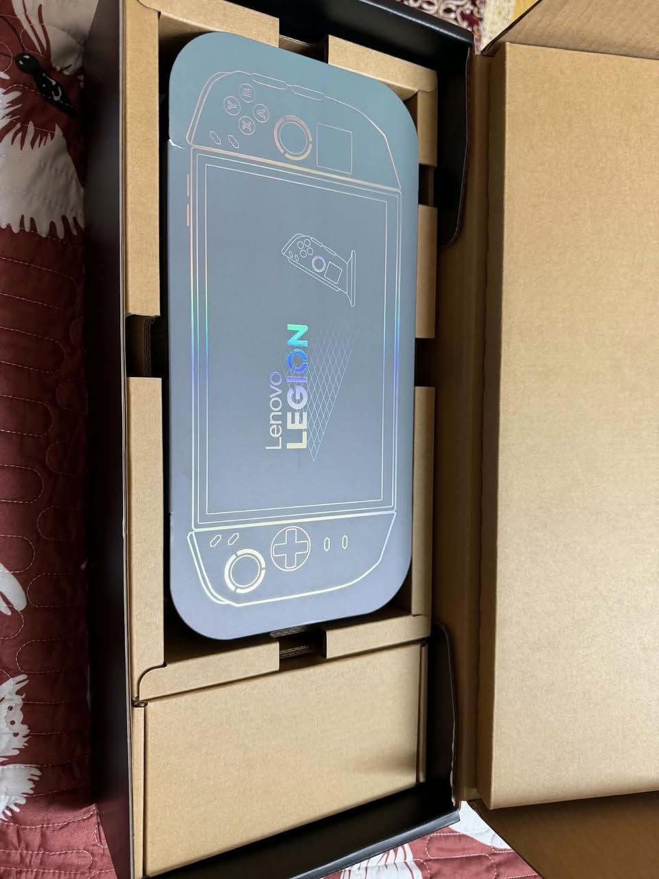 ادمن وافق يرحم والديك سلام عليكم جهاز Lenovo Legion GO 2 (Z2 Extreme | 1TB | 32GB):
المواصفات:

* الشاشة:
    * 8.8 إنش
    * OLED
    * دقة 1920×1200
    * معدل تحديث 144Hz
    * زمن استجابة 0.3ms
* المعالج:
    * AMD Ryzen Z2 Extreme
    * 8 أنوية / 16 خيط معالجة (8C / 16T)
    * تردد 2.0 إلى 5.0GHz
    * كاش 8MB L2 / 16MB L3
* كرت الشاشة:
    * AMD Radeon Graphics مدمج (Integrated)
* الذاكرة RAM:
    * 32GB LPDDR5X-8000
    * ملحومة (Soldered)
* التخزين:
    * SSD NVMe M.2 2242 PCIe 4.0 x4
    * السعة: 1TB
* البطارية:
    * 74Wh
    * مدة لعب تقريبية: 3–5 ساعات
* المنافذ:
    * منفذين USB-C 4
    * منفذ سماعة 3.5mm
    * قارئ MicroSD
* الوزن:
    * 920 غرام
* النظام:
    * Windows 11 Home
    * Legion Space
ولابتوب ليجن 5
معالج i5 جيل 11
كارت شاشه Rtx3060 
ذاكره 512 و رام 16
شاشه165 هيرتز
 
الاثنين مراوس بلابتوب موصفات اقوة 
 تواصل خاص


**إذا كنت صاحب هذا الإعلان وتريد حذفه لأي سبب، رجاءا أرسل رسالة إلى الدعم الفني**