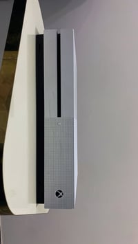 اخوان جهاز XBOX ONE S 500 كيكا جهاز نظيف وتأتي معه وحدة التحكم الأصلية...