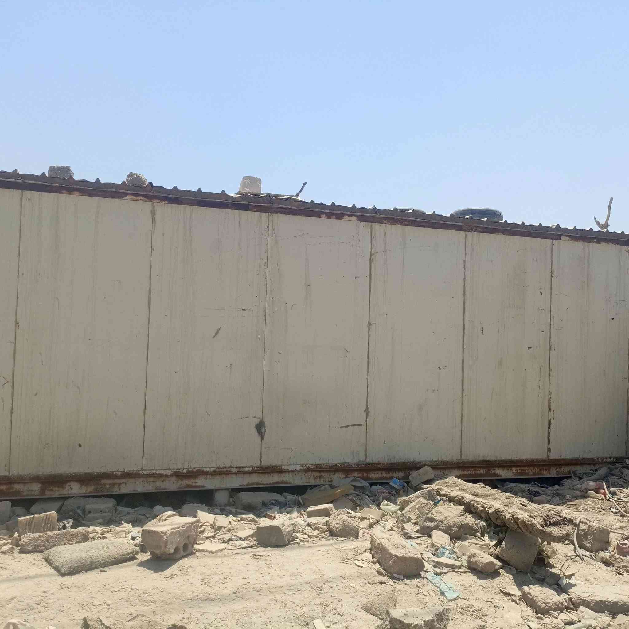 كرفان للبيع العرض 8م الطول 4م مكاني بابل مهندسبن سعره مليون وربع  موبايل***********
