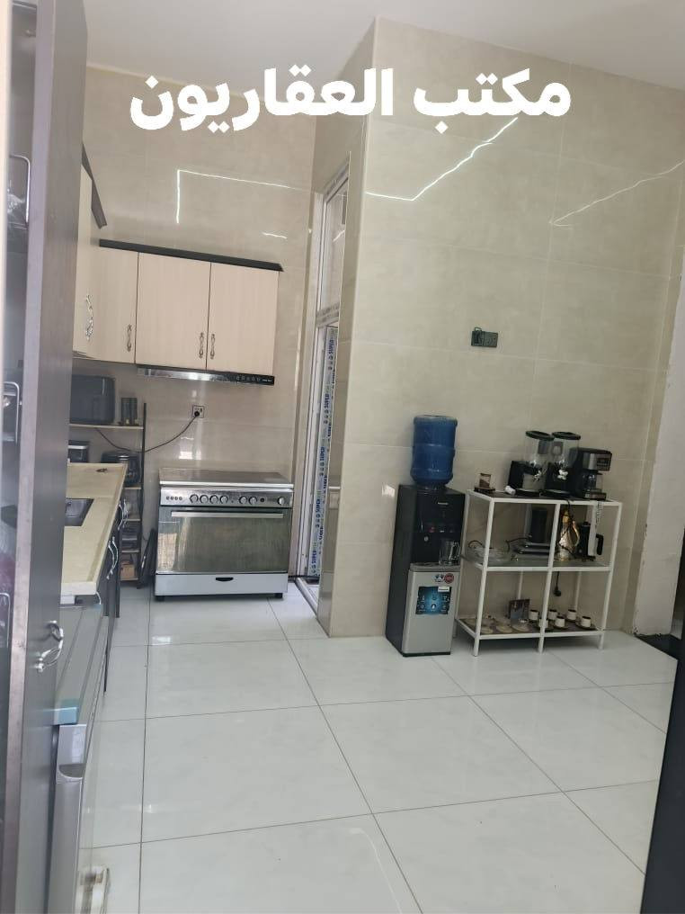 يعلن مكتب العقاريون 

عن توفر بيت للبيع في حي الجمعية 
المساحة: 190 متر
جنس العقار: طابو زراعي 
سنة البناء: 2024
الواجهة: 16.5 متر 

تفاصيل البيت :

الطابق الأرضي:
أستقبال _ صالة _ مطبخ _ صحيات داخلية وخارجية _ غرفة نوم 

الطابق الأول:
ثلاث غرف نوم نظام سويتات _ صالة _ غرفة لغسيل الملابس 

للأستفسار: ***********
