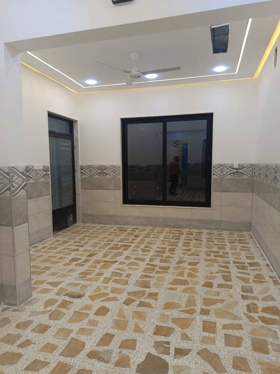 الدار للايجار 
الموقع الموصل حي القادسية الثانية خلف مدرسة زهرة المدائن 
المساحة ١١٠ متر ركن 
البناء طابقين 
الطابق الاول  مطبخ واستقبال وصاله وغرفه نوم وحمام وتواليت 
الطابق الثاني يحتوي على ٣ غرف نوم وصحيات 
سعر الإيجار ٥٠٠ الف نهائي 
للاتصال على الرقم ***********
او التواصل على الخاص 
مكتب نون لتجارة العقارات الكائن في حي المصارف مقابل مسبح الابراج قرب مطعم السلطان 
اوقات الاتصال من الساعة العاشرة صباحا وحتى الساعة التاسعة مساء
