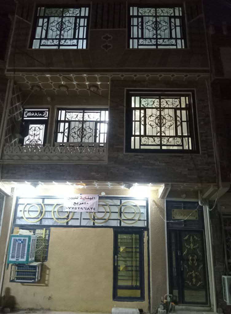 سلام عليكم بناية للبيع مساحة 50متر ثلاثة طوابق  شقة طابقين+مشتمل تحتوي الشقة على صالة كبيرة ومطبخ وصحيات ومنور والطابق الثاني على صالة وغرفة كبير وسطح
ويحتوي المشتمل صالة وغرفة صغير ومطبخ وصحيات في حي الامام علي خلف السوق على شارع 15قريب على نهر الهندية وطريق الزوار يبعد على كيلوين على الامام الحسين للتصال ***********
