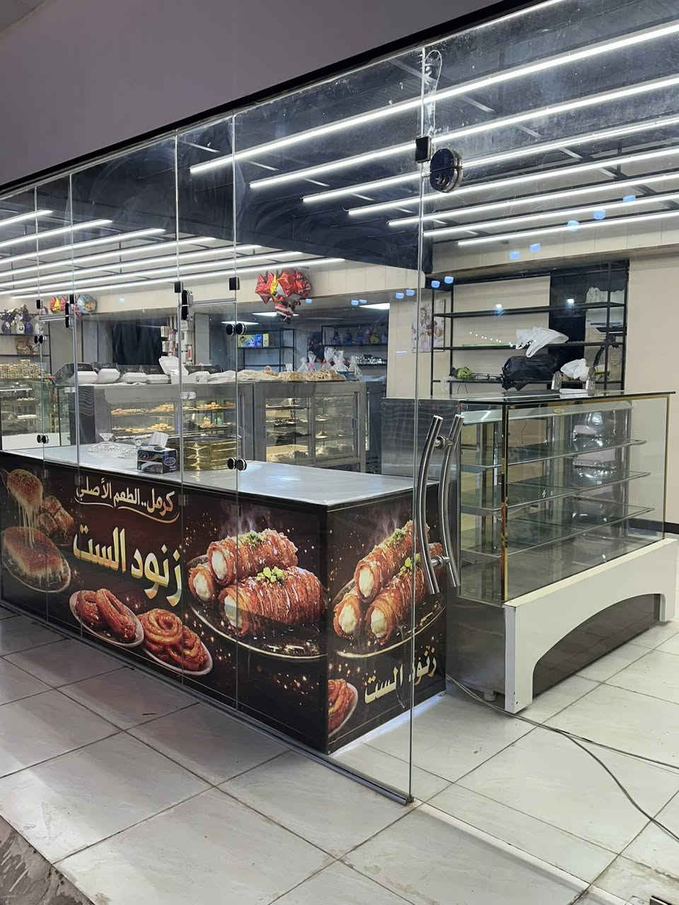 السلام عليكم للبيع محل حلويات ومعجنات
عنوان بغداد تقاطع شارع الضغط قرب شرطه رابعه
مساحه300 متر يحتوي على كوره فرن حجري 
شغله خير من الله ***********
