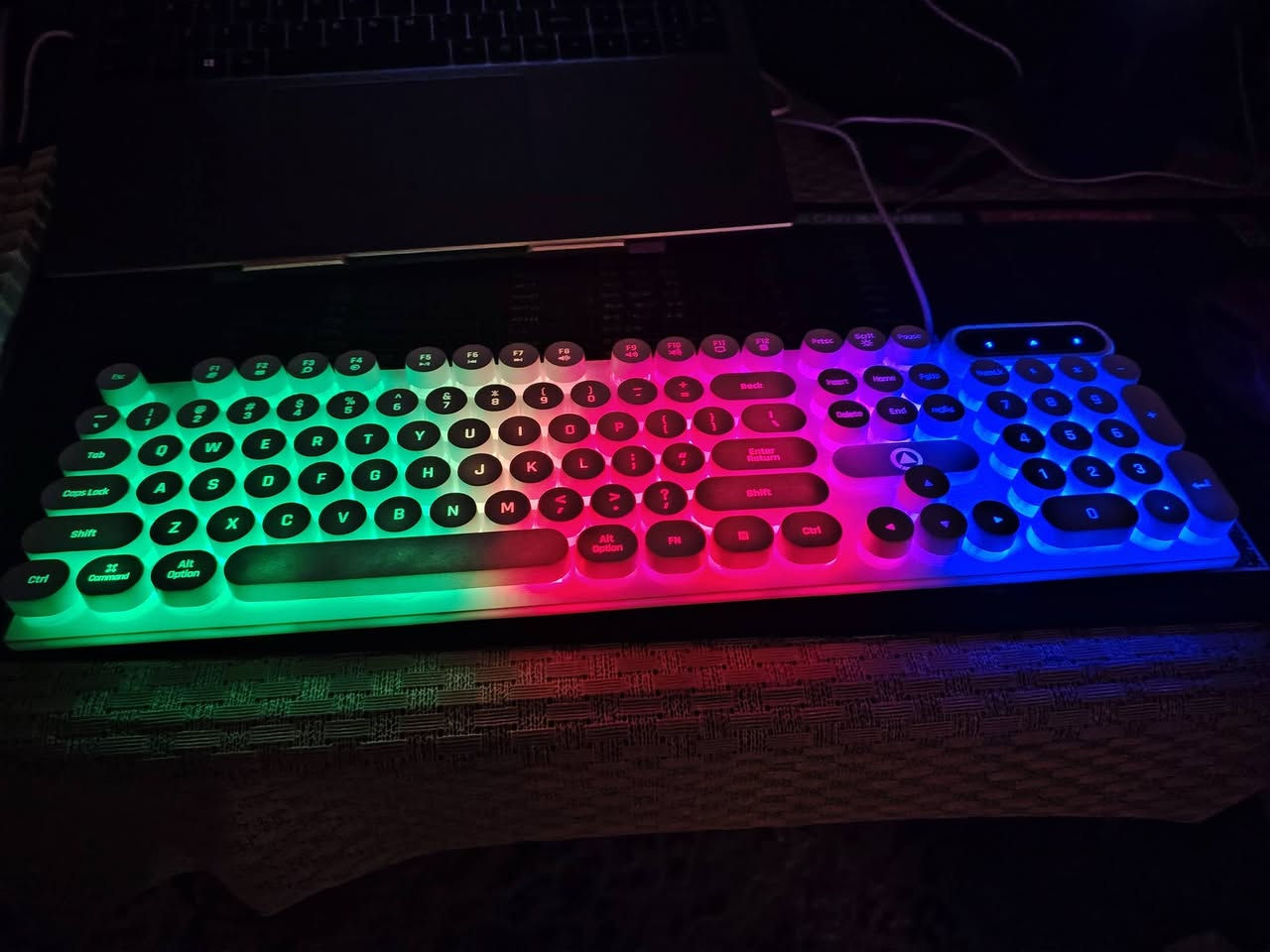 السلام عليكم
للبيع: سيت قيادة Marvo GT-903 + كيبورد (بكامل ملحقاتهم)
الدركسون: Marvo GT-903 (دركسون + دواسات + كير). نظيف جداً، استخدام شهر ونص إلى شهرين، كامل مع الكارتون وشغال 100%.
الأجهزة المتوافقة: يعمل على PC (كمبيوتر ولابتوب)، PS4, PS3, Xbox One, Xbox 360, Nintendo Switch, و Android.
الكيبورد: كيبورد كامل ملحق بإضائة Led (عادي ليس ميكانيكي)، شغال تمام عدا ملاحظة بسيطة (مفتاح Alt اليسار أحياناً يفصل عند الضغط المستمر).
سعرهم كلهم (الكيبورد هدية):
35 ألف (في حال الاستلام من البيت).
40 ألف (مع التوصيل).
الموقع: بغداد.
للتفاصيل الإضافية، تفضل خاص.


**إذا كنت صاحب هذا الإعلان وتريد حذفه لأي سبب، رجاءا أرسل رسالة إلى الدعم الفني**