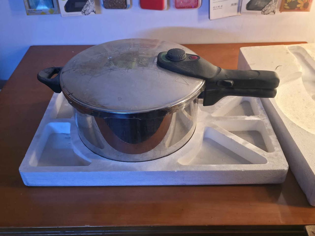 جدر ضغط كينوود 10 لتر أصلية - جديده 
​الوصف:
للبيع طنجرة ضغط من ماركة "كينوود" الغنية عن التعريف، سعة كبيرة 10 لتر مثالية للطبخ العائلي والولائم. تتميز بتصميم متين ونظام أمان متطور (12 ميزة أمان) لضمان طبخ سريع وآمن تماماً.
​الحالة: (جديده غير مستخدمه).
​المميزات: تدعم جميع أنواع الأفران (غاز، كهرباء، تحريض)، وسهلة التنظيف.

​السعر: 90 الف

​يوجد توصيل لجميع محافظات العراق
 للإستفسار راسل الصفحة 
واتساب *********** بغداد, العراق
