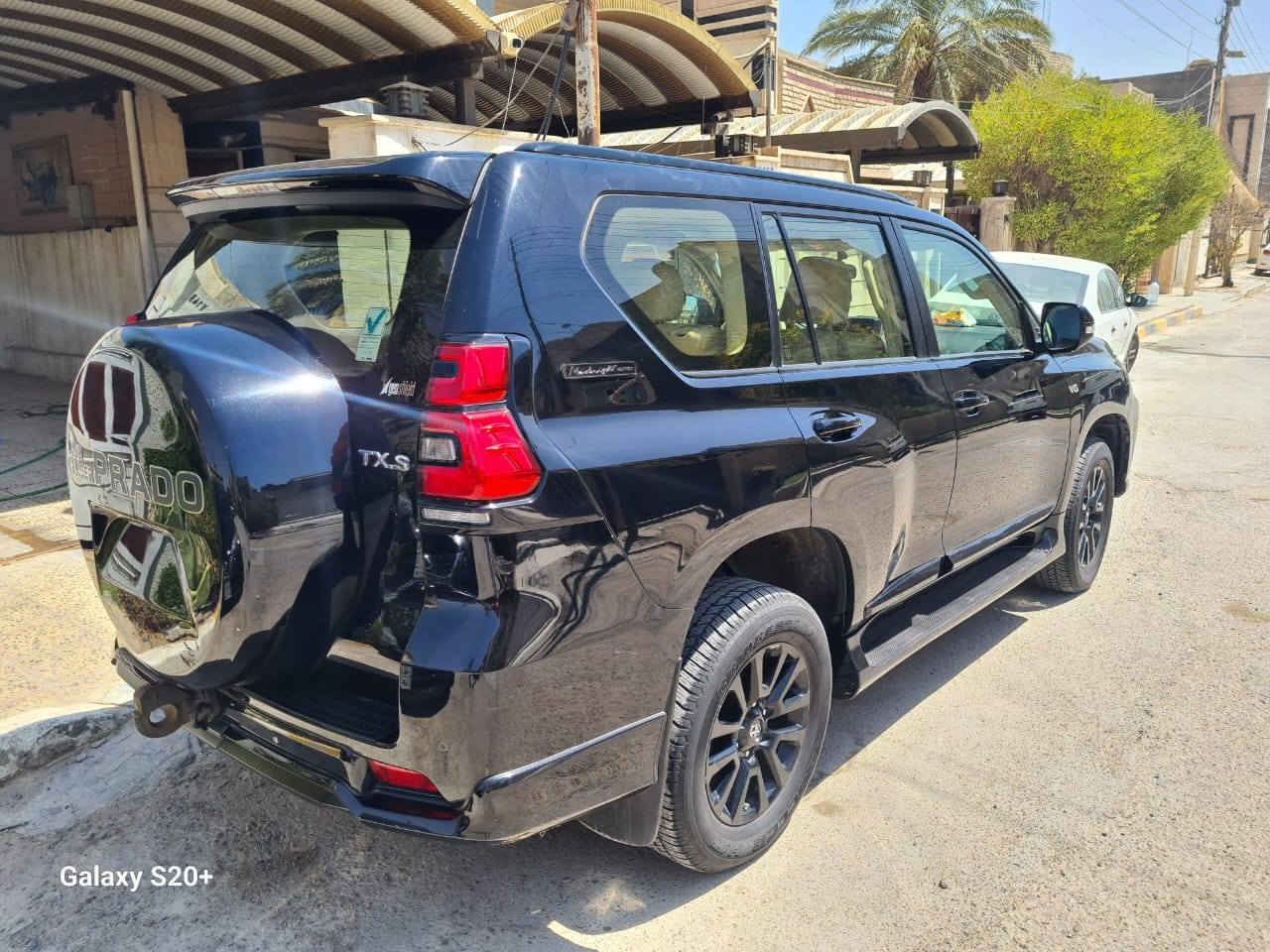 السلام عليكم 
سيارة للبيع تويوتا برادو 2021 TXS (Midnight) لون أسود وكالة العراق  ساز بعدها ضمن الضمان (4 سنوات أو 100 ألف كم)، صيانة دورية بالشركة ومغلفة حماية، مكفولة كفالة عامة، محرك 6 سلندر 4000cc، تايرات وبطارية جديدة (أقل من شهر)، الممشى 67 ألف كم، رقم  بغداد الجديد والسنوية مجددة وباسمي، سيارة نظيفة جداً وجاهزة، السعر 44,000$ وبيه مجال بسيط للجادين، للتواصل ***********
