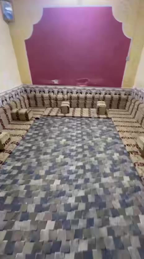 ديوان للبيع سعره 110، التفاصيل بالفيديو👇🏻
والفرشةب40. قياسها 3x4
والمدات الزوج ب30.  قياسها 1x4

المكان - حي اريدو قرب السوق
***********
