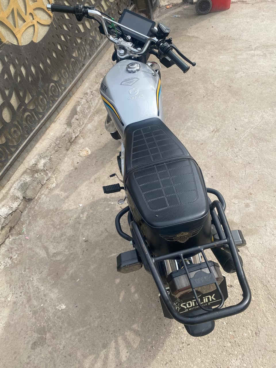 السلام عليكم دراجه سونك موديل 2025 اخت الزيرو اوراق مال شركه موجوده دفتر مالتها موجود ماشيه 1k مابيها نقص كامله  مكينه 200s كفاله دبلات اشاير كفاله  كلها الدراجه مكاني الدوره  سعرها 775 وبيها مجال
ه‍/ ***********
