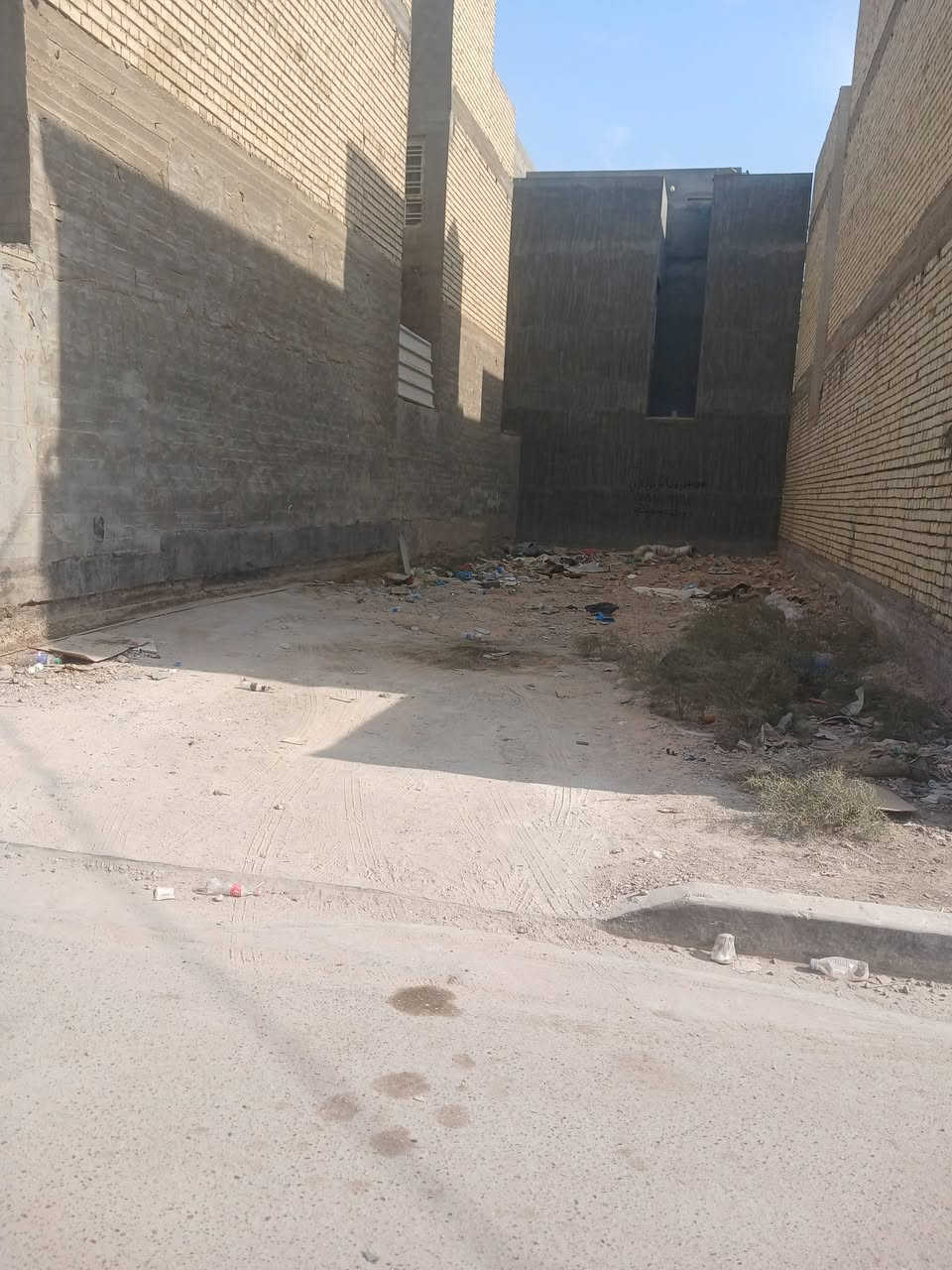 سلام عليكم 
عندي قطعة أرض اللبيع 
حي الجهاد الشارقة 
قرب مجمع النسيم 
المساحة ١٢٥ الواجة ٦ربع النزال ٢٠ 
بية جازة بناء المعاملة وصلة الضربة 
راسن اسويلك عدول اقرلك خلال ١٠ ايام 
تكدر تحسب قرضه بية جازة بناء 
الاستفسار على الواتساب  
*********** سيف
