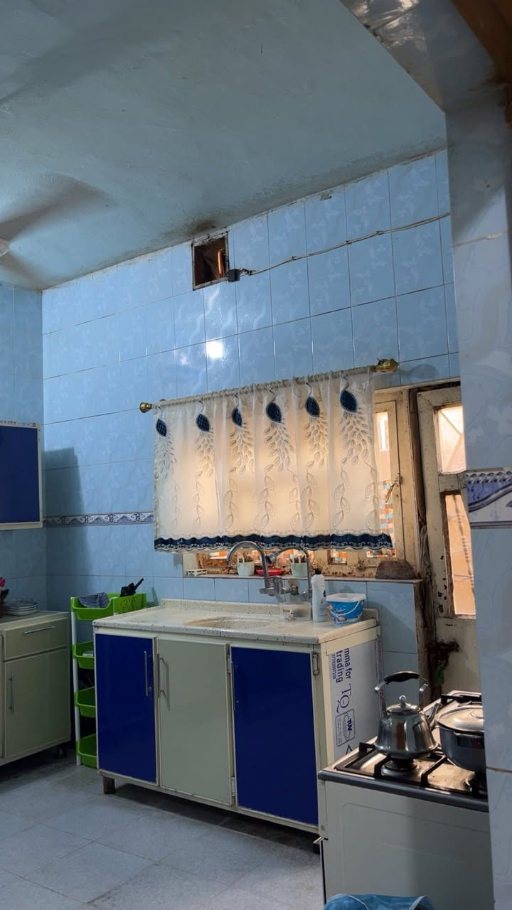 ⭕ يتوفر دار سكن للبيع في منطقة  الكفاءات
🔴 خلف كافتريا حيدر دبل
♻️ مساحة الدار 168م . 
🔶 الواجهة مغلفة

♻️ ( الواجهة 6 × 28 النزال )
♻️ الدار المشيدة في العام 2015
♻️ عرض الشارع 10م . 
الدار المشيد من طابقين ::
⚜️ يضم الطابق الاول استقبال وهول ومطبخ وغرفة نوم وصحيات . 
⚜️ يضم الطابق الثاني ثلاث غرف نوم وهول وصحيات وسطح . 

‭٠٧٨١ ٣٤٨ ٩٧٦٧‬
رقم الهاتف للاستفسار.
