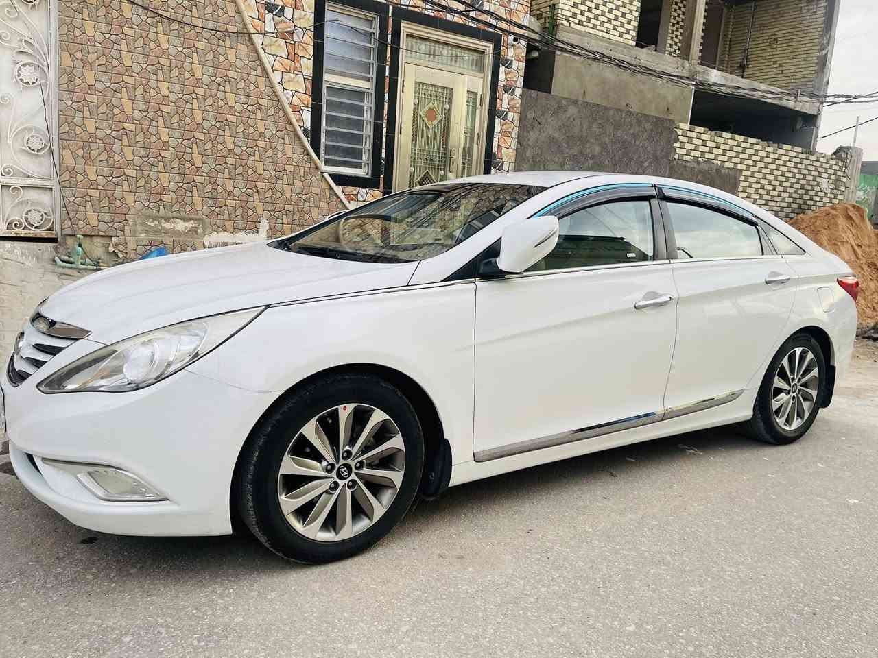 سوناتا 2014 خليجي رقم نجف الماني
تحكم ستيرن 

شفتات

كشن كهرباء 

مري شفط اشايربلمري 

ثلاجه بلچكمچه 

حساس خلفي 

شاشه كامره 

تبريد خلفي 

السياره عليه ادامه كامله حداديه جديده من الطول للطول مع تخم تاير جديد باتري جديد ماشيه 166 الف 

محرك 2400 دوش گير خير من الله سياره مناقصه برغي الله شاهد بيه باب كلير فقط وبارد جدا بسيط والباقي كفاله سعره 132 بيه مجال حك الجيه ***********  مكان السياره النجف حي ميسان
