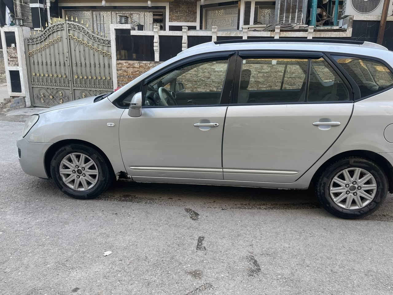 السلام عليكم كيا كارنز ٢٠٠٩ وارد خليجي محرك ٢٠٠٠  مكينه وكير مكفول ٧ راكب كشر السياره بي ملاحظات السياره عليه ادامه كامله من نوزل وبلك ومجول وتنظيف غرفه الاحتراق والبساتم رقم بغداد انكليزي السياره باسمي تحويل مباشر اي استفسار اتصل *********** السونار مرفق السعر 88 سعر نهائي السياره تفيد اصحاب الخطوط واصحاب العوائل
