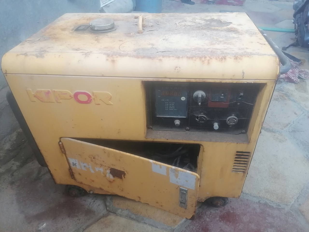 السلام عليكم مولد كاز شغالة بس متروكة صارلة 8 أشهر للبيع سعر 350 وبيه مجال قليل 5kv البصره ***********
