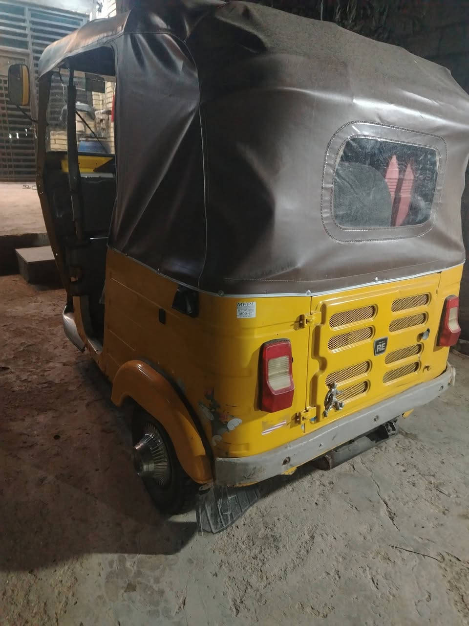 سلام عليكم خوان هاي تكتك موديل 20 تكتك ضربته بس لغد شوفت عينك راجعه بارد من جهت القبق مال بانزين ولونهه زركه مصبوغه صفره 
ونضيفه مكينه مجفته تجفيت حلو كلجات جدد تخم تاير وياهه
بس لا رقم ولا أوراق اكفله الك من سرقه وعشاير
سعر 3 بيهه مجال حك الجيه مكاني بغداد البياع

رقمي ***********
