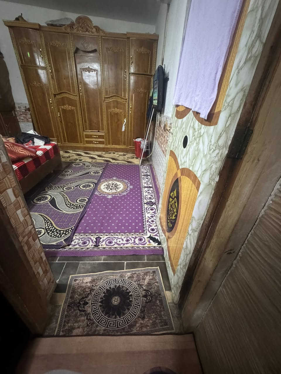 السلام عليكم 🧿📿
دار للبيع زراعي اقرار 117 مساحه 100 متر بناء طابوك 
تاريخ البناء 2021
يقع في الزعفرانيه دور الصحه الثانيه قريب على تبليط منطقه امانه بغداد النموذجيه البيت كامل كاشي وسيراميك 
يحتوي على استقبال كبير 
صاله + مطبخ معزول بدل المنور 
غرفنه نوم اخيره كبيره كذالك
وبيتونه كامله ايضاا 
ويحتوي على سطحين 
وطرمه خارجيه وصحيات خارجيه وداخليه 
البيت سعره جدا مناسب 
للاتصال ***********
