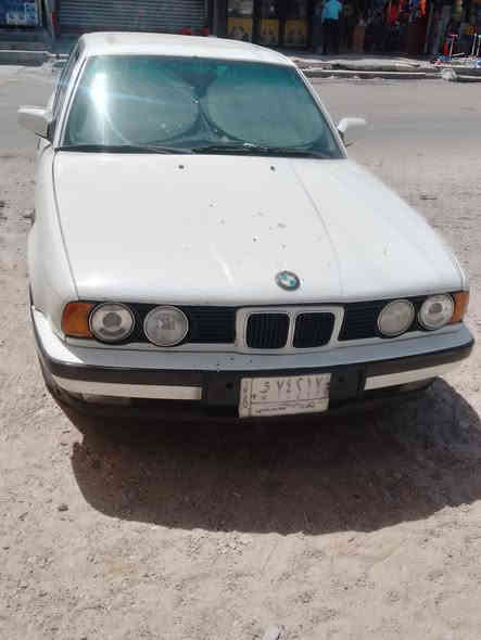 السلام عليكم 525 موديل 1991رقم بغداد مشروع وطني تحويل مباشر السيارة بيه نقوصات ويرادله تعمير ابيع عل وضعها سعر 30 وبيه مجال ه ***********
