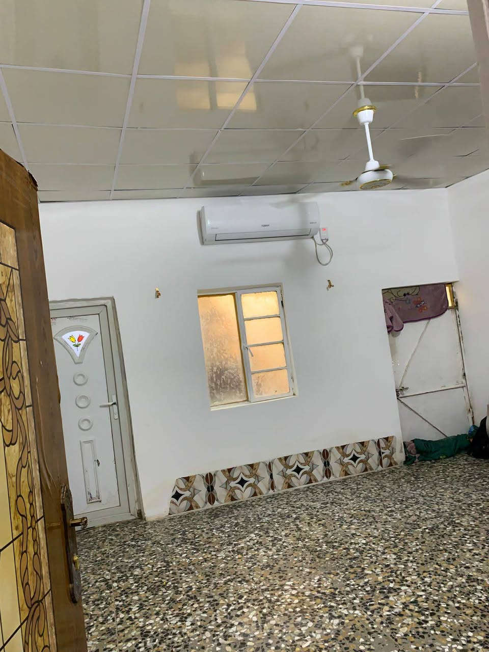 السلام عليكم بيت للبيع المساحة 80واقع حال  منطقة الاستكشافات حي الزهراء منطقة ال100 اول فرع على شارع السجة يتكون من استقبال ومطبخ وغرفة وترك خلفي بي درج الحديد يصعد للسطح البيت عكادة مزفت تغليف ايزكوم ومن الداخل تغليف سقف ثانوي مي مجاري كهرباء كلة اصولي بس عوزة تبليط ما بقى شي وتتبلط السعر 50وبي مجال
***********
