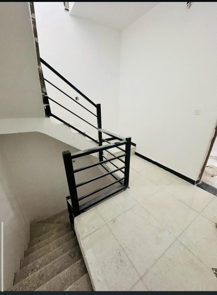 سلام عليكم دار  لل ايجار بيت زيرو جديد يحتوي ع طابق الاول استقبال  مطبخ وحمام مشترك طابق ثاني يحتوي ع غرف عدد ٢  وبلكونه يحتوي ع بيتونه وسطح  يؤجر الى عائله صغيره ايجار سعره ٤٠٠ قفل  عنوان بيت الدوره ابو دشير شارع الضغط استفسار اتصال ع رقم ***********
