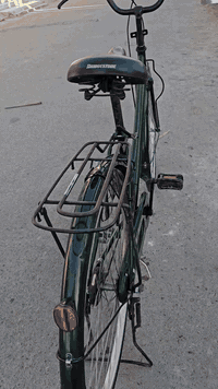 المكان حي الشهداء للتواصل***********
السلام عليكم شباب بايسكل بناتي 27 ماصارله شهر من نزلته من الباله موديل 2021 الون مميز السعر 130 وبي مجال قليل غراضه كاملة برغي ما ناقص
